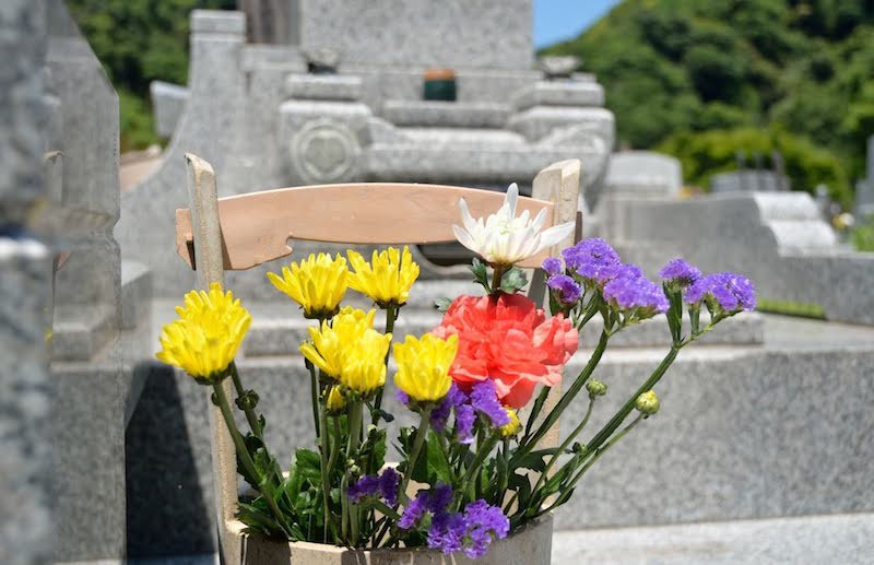 お墓とお供えの花